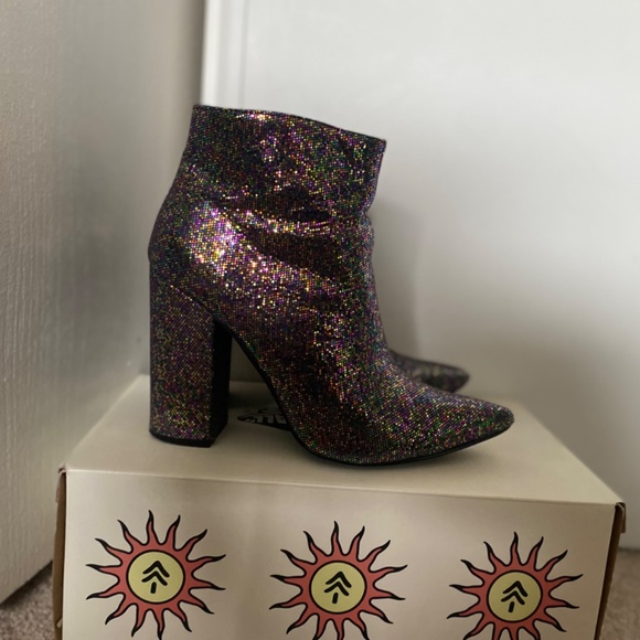 Shoes and boots - Picture 6 of 16